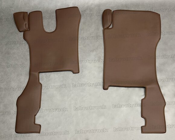 SALE! Vloermatten geschikt voor SCANIA R Next glad lederlook, chocoladebruin L21 (passagierstoel is een klapstoel), borduring optioneel.