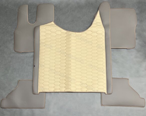 VOORRAAD VOORDEEL! Set tunnelhoes en  vloermatten (VASTE STOEL) geschikt voor DAF XG/XG+, glad lederlook oud paper dust L32 met patroon horizontaal oud cappuccino LH5. Logo optioneel.