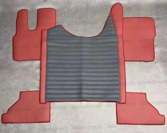 VOORRAAD VOORDEEL! Set tunnelhoes en  vloermatten (VASTE STOEL) geschikt voor DAF XG/XG+, glad lederlook bordeauxrood L10 met dubbel rechtgestikt lederlook oud antraciet R2. Logo optioneel.