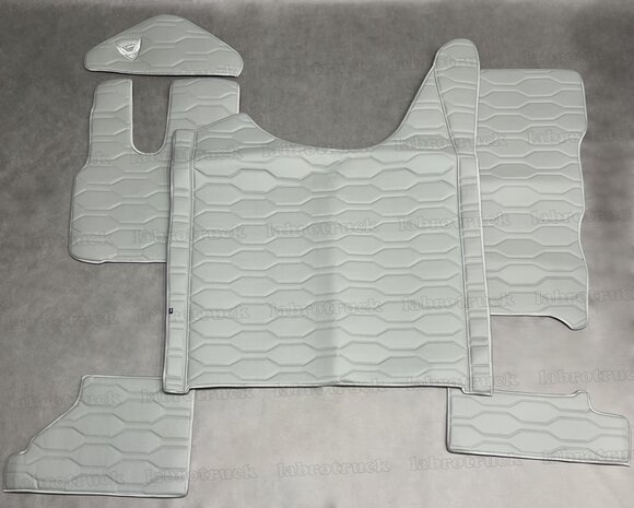 VOORRAAD VOORDEEL! Set tunnelhoes, vloermatten (KLAPSTOEL) en stuurkolom geschikt voor DAF XG/XG+, volledig groot patroon horizontaal oud grijs LH6. Logo optioneel.