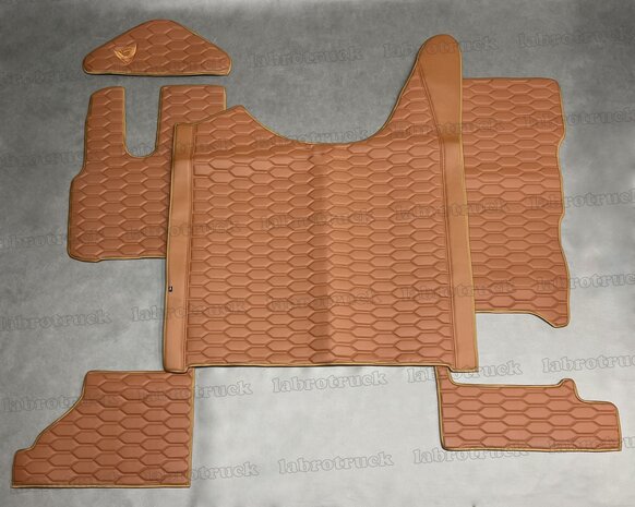 VOORRAAD VOORDEEL! Set tunnelhoes, vloermatten (KLAPSTOEL) en stuurkolom geschikt voor DAF XG/XG+, volledig lederlook patroon horizontaal oud cognacbruin LH3. Logo optioneel.