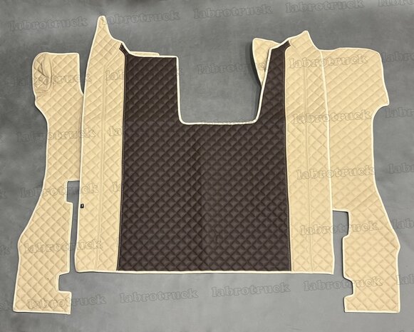 VOORRAAD VOORDEEL! Set tunnelhoes en vloermatten (KLAPSTOEL), geschikt voor SCANIA R NEXT GEN volledig doorgestikte lederlook met kleine vierkantjes oud cappuccino P5 en mokka P25. Logo optioneel.