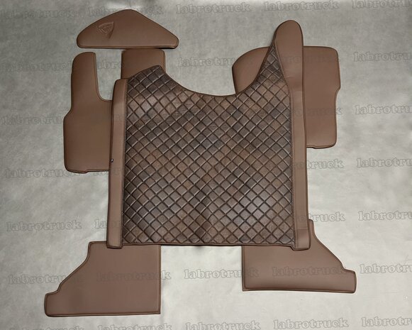 VOORRAAD VOORDEEL! Set tunnelhoes, vloermatten (VASTE STOEL) en stuurkolom, geschikt voor DAF XG/XG+, lederlook chocoladebruin L21, midden chcocoladebruin T21 prit stof vierkantjes . Logo optioneel.
