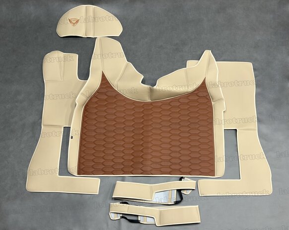 SALE !  Set tunnelhoes (LOGO OPTIONEEL), vloermatten, onder de stoel covers en stuurkolom geschikt voor Volvo FH 5/FH AERO/FH 4, cappuccino L5 met doorgestikt lederlook oud cognacbruin LH3.
