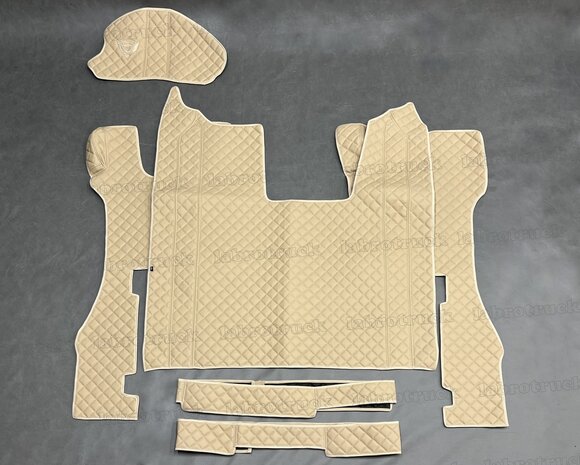 VOORRAAD VOORDEEL! Set tunnelhoes en vloermatten (VASTE STOEL), geschikt voor SCANIA R NEXT GEN volledig doorgestikte lederlook met kleine vierkantjes oud cappuccino P5. Logo optioneel.