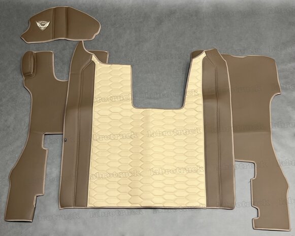 VOORRAAD VOORDEEL! Set tunnelhoes en vloermatten (KLAPSTOEL), geschikt voor SCANIA R NEXT GEN, glad lederlook bruin L24 met lederlook doorgestikt patroon horizontaal oud cappuccino LH5. Logo optioneel