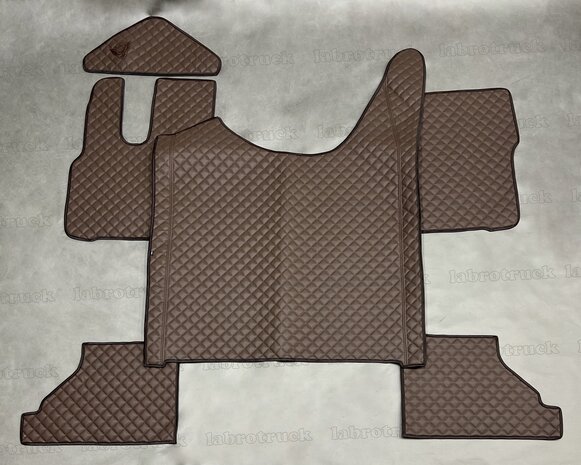 VOORRAAD VOORDEEL! Set tunnelhoes, vloermatten (VASTE STOEL) en stuurkolom geschikt voor DAF XG/XG+, volledig doorgestikt lederlook kleine vierkantjes mokka P25. Logo optioneel.