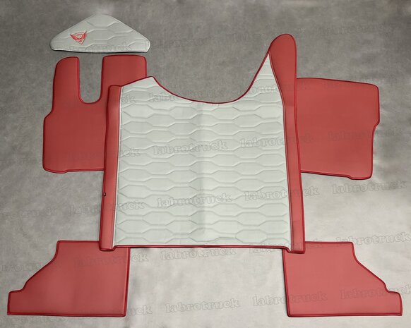 VOORRAAD VOORDEEL! Set tunnelhoes, vloermatten (VASTE STOEL) en stuurkolom geschikt voor DAF XG/XG+, glad lederlook bordeauxrood L10 met patroon horizontaal oud grijs LH6. Logo optioneel.