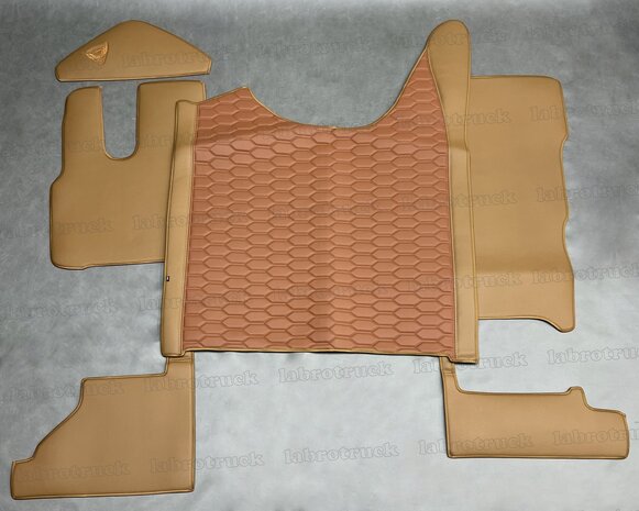 VOORRAAD VOORDEEL! Set tunnelhoes, vloermatten (KLAPSTOEL) en stuurkolom geschikt voor DAF XG/XG+, glad lederlook bruin L4 met lederlook patroon horizontaal oud cognacbruin LH3. Logo optioneel.