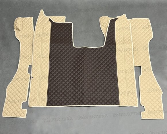 VOORRAAD VOORDEEL! Set tunnelhoes en vloermatten (VASTE STOEL), geschikt voor SCANIA R NEXT GEN volledig doorgestikte lederlook met kleine vierkantjes oud cappuccino P5 en mokka P25. Logo optioneel.