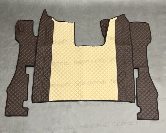 VOORRAAD VOORDEEL! Set tunnelhoes en vloermatten (VASTE STOEL), geschikt voor SCANIA R NEXT GEN volledig doorgestikte lederlook met kleine vierkantjes mokka P25 en oud cappuccino P5. Logo optioneel.
