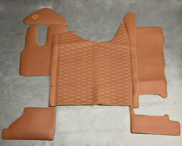 VOORRAAD VOORDEEL! Set tunnelhoes, vloermatten (KLAPSTOEL) en stuurkolom geschikt voor DAF XG/XG+, glad lederlook cognacbruin L3 met lederlook patroon horizontaal oud cognacbruin LH3. Logo optioneel.