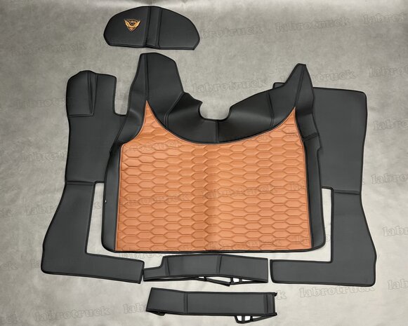 👉 OP = OP 6 delige set tunnelhoes (LOGO OPTIONEEL) , vloermatten, stuurkolom en onder de stoel covers geschikt voor Volvo FH 5/FH AERO/FH 4 zwart L1, met oud cognacbruin patroon gestikt LH3  lederlook. 