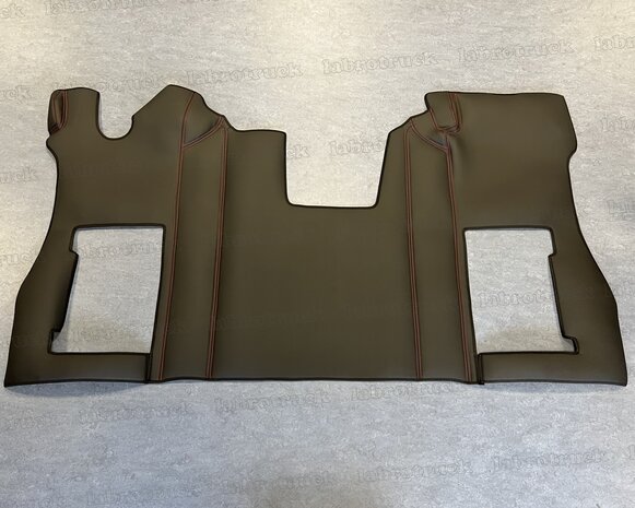 ACTIE PRIJS! Tunnelhoes & Vloermatten - Compleet in één stuk geschikt voor SCANIA R NEXT (LUXE / DRAAIENDE STOEL) , volledig glad lederlook zwart L1 met rode stiksels. Logo optioneel!