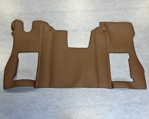 ACTIE PRIJS! Tunnelhoes & Vloermatten - Compleet in één stuk geschikt voor SCANIA R NEXT (LUXE / DRAAIENDE STOEL) , volledig glad lederlook chocoladebruin L21 met chocoladebruin stiksels. Logo optioneel!