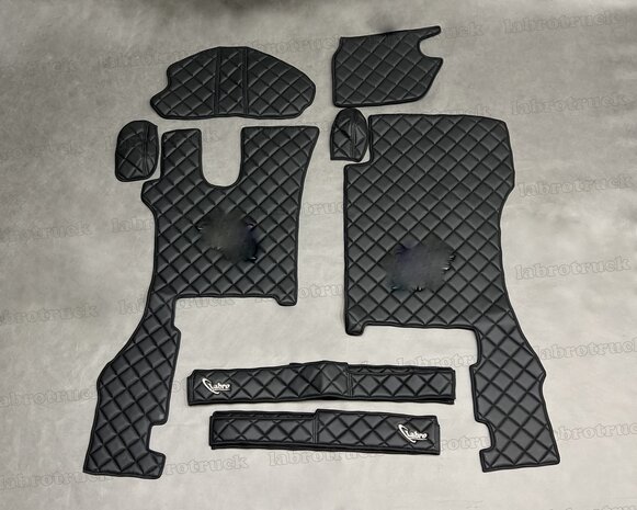 💥OP is OP! Set vloermatten, stuurkolom, onderste dashoard matje en onder de stoel covers geschikt voor SCANIA R Next generation doorgestikt lederlook (vierkantjes) oud zwart P1 (passagierstoel is een KLAPSTOEL). 