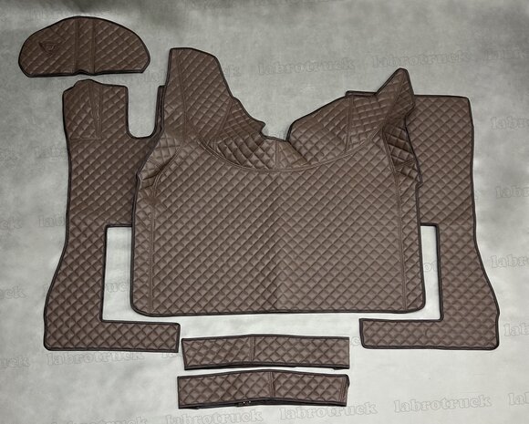 💥OP is OP! 6 delige set tunnelhoes (LOGO OPTIONEEL), vloermatten, onder de stoel covers en stuurkolom geschikt voor Volvo FH 5/FH AERO/FH 4, volledig mokka P25 lederlook doorgestikt met kleine vierkantjes.