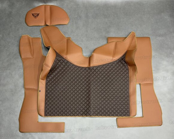 💥OP is OP! 4 delige set tunnelhoes (LOGO OPTIONEEL), vloermatten en stuurkolom geschikt voor Volvo FH 5/FH AERO/FH 4, cognacbruin L3 met doorgestikt lederlook met kleine vierkantjes mokka P25