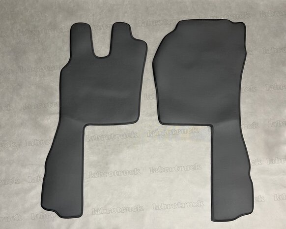 VOORRAADDEAL! Set vloermatten set geschikt voor SCANIA R2 /G 2009 t/m 2012 LABRO SERIE (LUXE STOEL), glad lederlook zwart L1, logo optioneel.