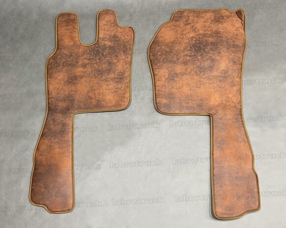 VOORRAADDEAL! Set vloermatten set geschikt voor SCANIA R2 /G 2009 t/m 2012 LABRO SERIE (LUXE STOEL), glad PRIT stof cognacbruin T3, logo optioneel.