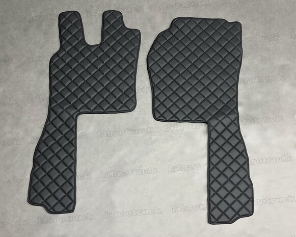 💥OP is OP! Set vloermatten set geschikt voor SCANIA R2 /G 2009 t/m 2012 LABRO SERIE (LUXE STOEL), doorgestikt lederlook (vierkantjes) oud zwart P1, logo optioneel.
