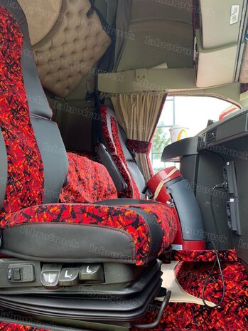 SALE! Set stoelhoezen geschikt voor VOLVO FH5 / AERO / FH4 &ndash; Zijkanten zwart lederlook L1, middenstuk rood Deens pluche, zonder logo