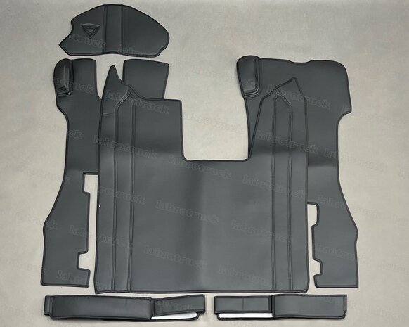 ACTIE!  6 delige set geschikt voor SCANIA R next gen. Tunnelhoes (logo optioneel), vloermatten KLAPSTOEL, stuurkolom en onder de stoel covers, kleur zwart L 1