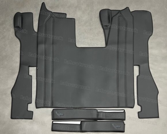 Actie set 5 delige set geschikt voor SCANIA R next gen. Tunnelhoes (logo optioneel) met vloermatten LUXE STOEL / grote stoelframe  onder de stoel covers met labro logo , kleur zwart L 1
