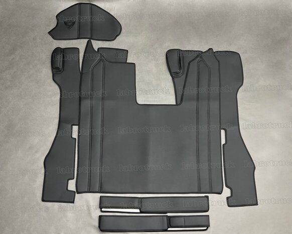Actie set 6 delige set geschikt voor SCANIA R next gen. Tunnelhoes (logo optioneel) met vloermatten LUXE STOEL / grote stoelframe  onder de stoel covers en stuurkolom, volledig glad lederlook zwart L1