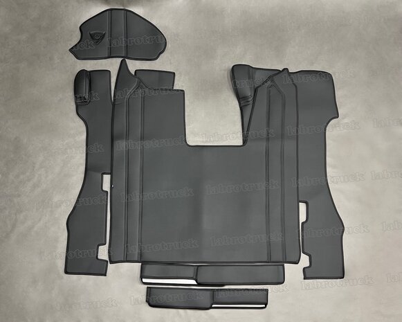 ACTIE!  6 delige set geschikt voor SCANIA R next gen. Tunnelhoes (logo optioneel), vloermatten KLAPSTOEL, stuurkolom en onder de stoel covers, kleur zwart L 1