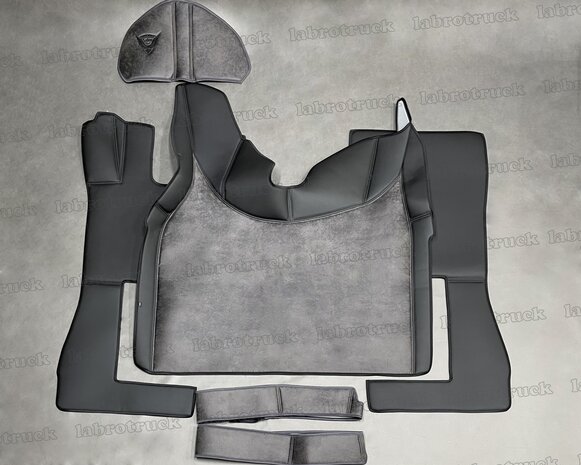 ACTIE : 6 delige set geschikt voor Volvo FH 5 / FH 4 / FH AERO. Tunnelhoes (LOGO OPTIONEEL) + vloermatten + onder de stoel covers + stuurkolom met zwarte logo, kleur zwart L1 /PRIT oud antraciet T27