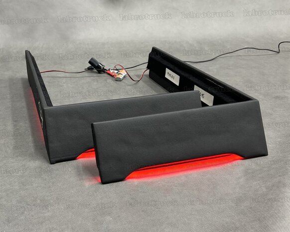 Set stoelhoeken geschikt voor een SCANIA NEXT GEN, STREAMLINE R, G passagiersstoel is een LUXE STOEL,  lederlook L1 zwart, rode ledverlichting, met logo.