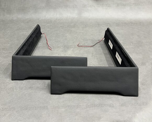 Set stoelhoeken geschikt voor een SCANIA NEXT GEN, STREAMLINE R, G passagiersstoel is een LUXE STOEL,  lederlook L1 zwart, rode ledverlichting, met logo.