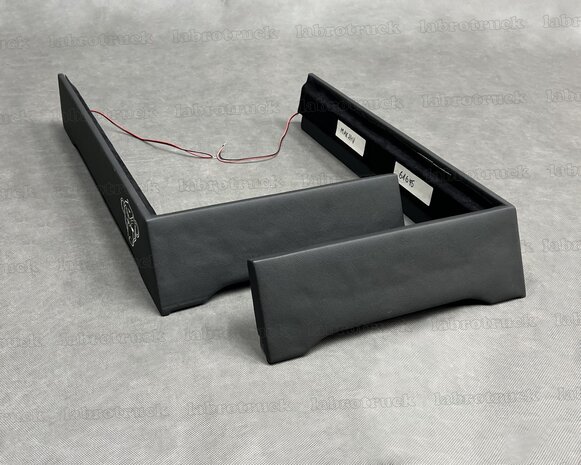 Set stoelhoeken geschikt voor een SCANIA NEXT GEN, STREAMLINE R, G passagiersstoel is een LUXE STOEL,  lederlook L1 zwart, rode ledverlichting, met logo.