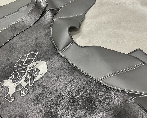 💥OP IS OP! 8 delige set geschikt voor VOLVO FH5,FH AERO, FH4. Tunnelhoes (bekijk de foto&rsquo;s goed!)  + vloermatten + covers + deurpanelen + stuurkolom L1/T1, zilvergrijze stiksels en logo.