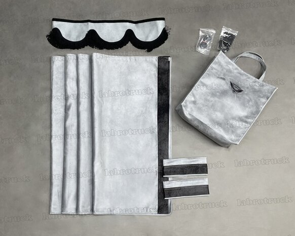 ACTIE! set zijgordijnen licht grijs SP16 met zwart prit rant T1+ raamband type 1. Labro tas of sierkussen naar keuze