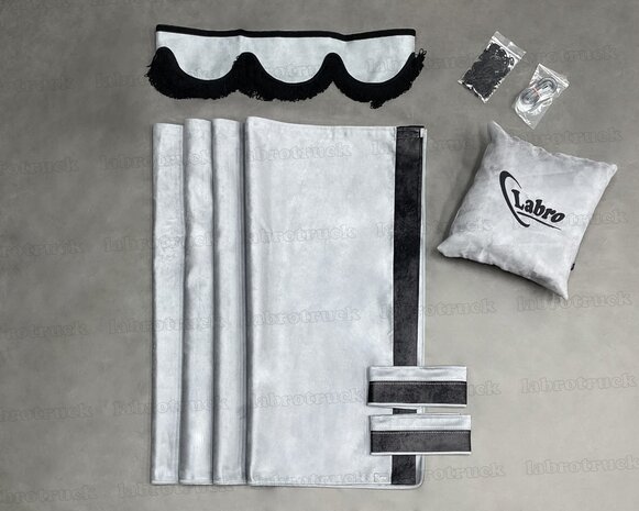 ACTIE! set zijgordijnen licht grijs SP16 met zwart prit rant T1+ raamband type 1. Labro tas of sierkussen naar keuze