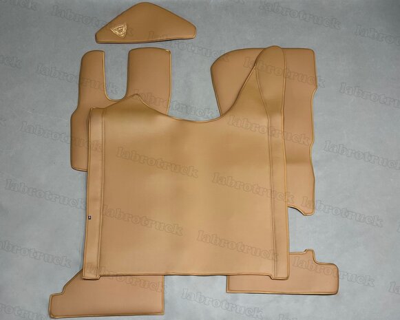 Actie set ! 4 delig set tunnelhoes met vloermatten (KLAPSTOEL) en  stuurkolom geschikt voor DAF XG/XG+, volledig glad lederlook bruin L 24, logo optioneel.