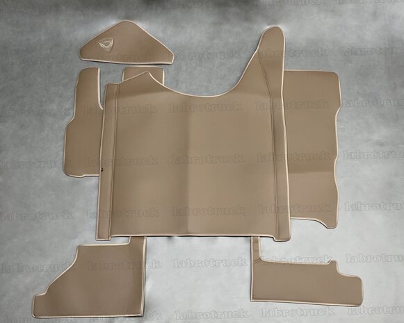 Actie set ! 4 delig set tunnelhoes met vloermatten (KLAPSTOEL) en  stuurkolom geschikt voor DAF XG/XG+, volledig glad lederlook bruin L 24, logo optioneel.