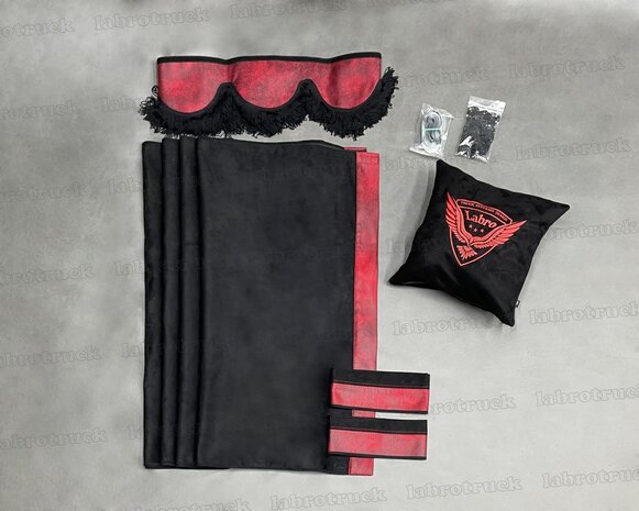 ACTIE! Set zijgordijnen zwart SP1 met rood prit rant T9 + raamband type 1. Labro tas of sierkussen naar keuze