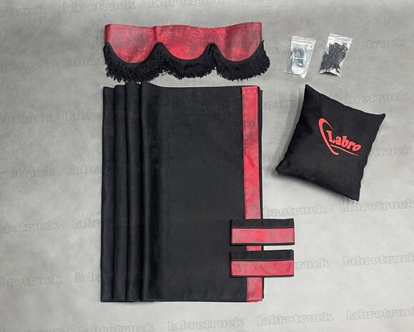 ACTIE! Set zijgordijnen zwart SP1 met rood prit rant T9 + raamband type 1. Labro tas of sierkussen naar keuze