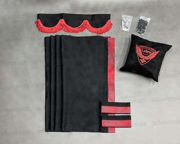 ACTIE! Set zijgordijnen zwart SP1 met rood prit rant T9 + zwarte raamband type 1. Labro tas of sierkussen naar keuze