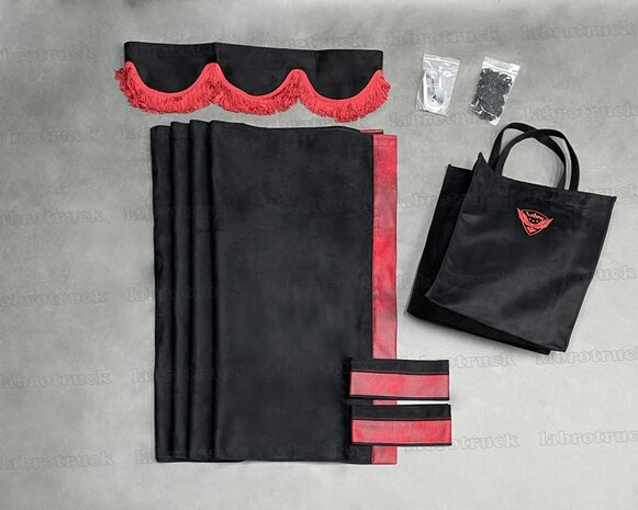 ACTIE! Set zijgordijnen zwart SP1 met rood prit rant T9 + zwarte raamband type 1. Labro tas of sierkussen naar keuze
