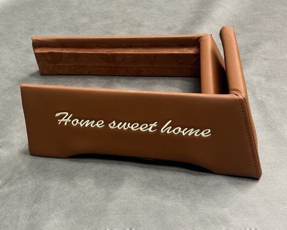 SALE ✅  Set stoelhoeken geschikt voor VOLVO FH5, AERO, FH 4 (2 vaste stoelen), lederlook L3 cognacbruin, zonder ledverlichting, met logo.