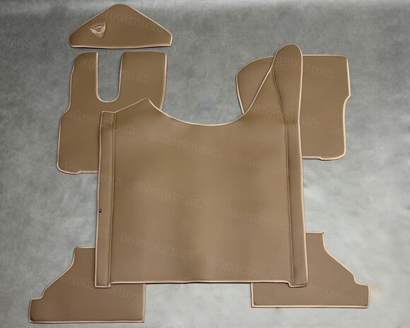 Actie set ! 4 delig set tunnelhoes met vloermatten (VASTE STOEL) en  stuurkolom geschikt voor DAF XG/XG+, volledig glad lederlook bruin L 24, logo optioneel.