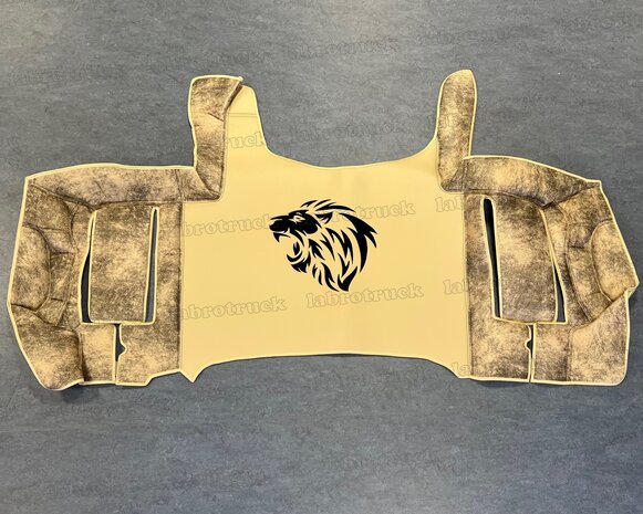 💥OP IS OP! Tunnelhoes met onder de stoel covers in een deel (let op, met kleine verkleuringen op de lederlook), geschikt voor MAN TGX vanaf 2021.Zijkanten prit beige T48, middenstuk glad lederlook beige L48. Zwarte logo en stiksels. Let op! Zonder uitsparing voor de handrem!!