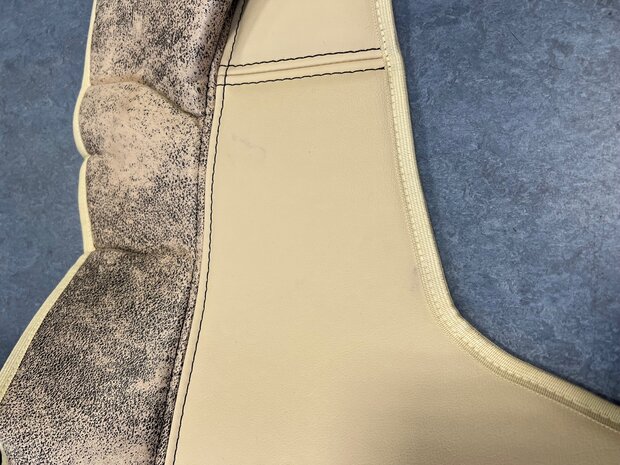 💥OP IS OP! Tunnelhoes met onder de stoel covers in een deel (let op, met kleine verkleuringen op de lederlook), geschikt voor MAN TGX vanaf 2021.Zijkanten prit beige T48, middenstuk glad lederlook beige L48. Zwarte logo en stiksels. Let op! Zonder uitsparing voor de handrem!!