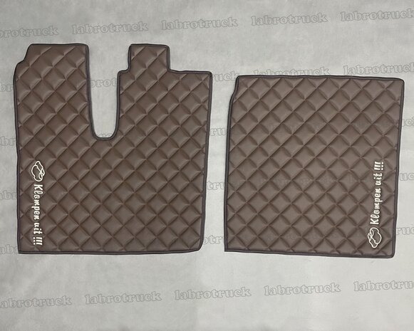 💥OP is OP! Set vloermatten met cappuccino logo  geschikt voor MAN TGX 2014/2017 vierkantjes doorgestikt lederlook Mokka P25.
