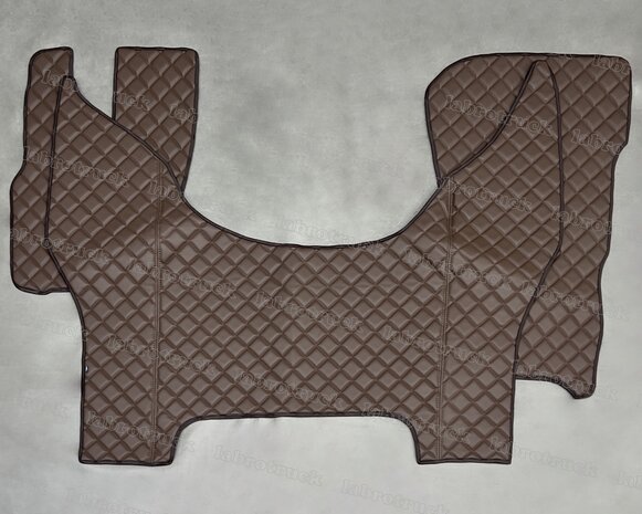 VOORRAAD VOORDEEL! Set tunnelhoes met vloermatten (KLAPSTOEL) geschikt voor DAF XD, doorgestikt lederlook (vierkantjes) mokka P25. Logo optioneel.